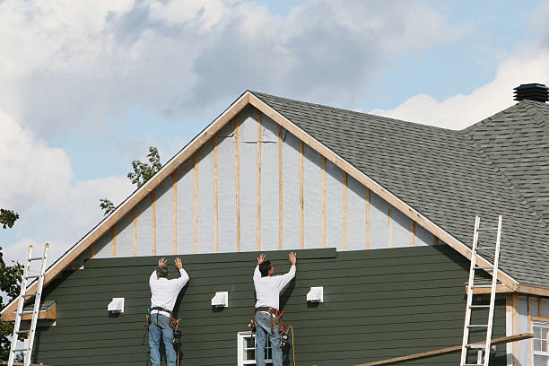 Professional Vinyl Siding technician working in Warren, IN